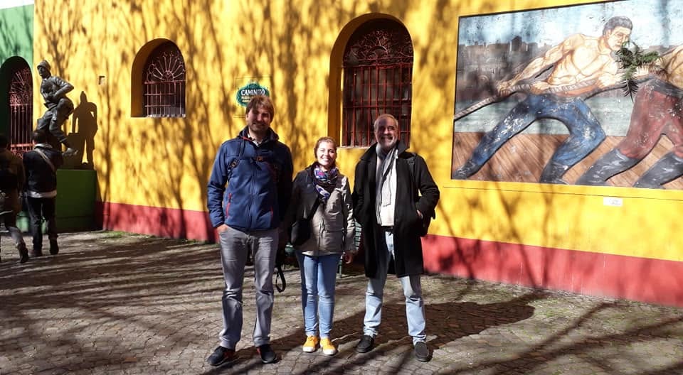 Viaggiatori durante un tour di Caminito